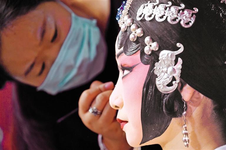 戲曲“大篷車”，駛?cè)豚l(xiāng)村“心”舞臺(tái)